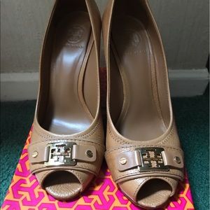 Tory Burch Peep Toe Wedge Sandal Tan Size 9